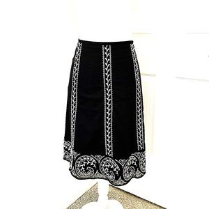 ANN TAYLOR Black White Embroidered Skirt Size 4